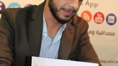 Photo of نشاطات جمعية الوفاق الثقافية ضمن فعاليات معرض الكتاب ٤٤ في يومه الرابع ، توقيع ديوان بعنوان شجر يخلع ظله للشاعر موسى حمادة وديوان اخر للشاعر حسن المقداد بعنوان المغني في جناح جمعية الوفاق الثقافية